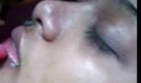 او به هم اتاقی خود لیس عکس سکس کردن زنان می زند
